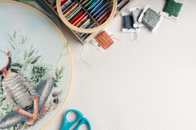 haftowana próbka na tle warsztatu